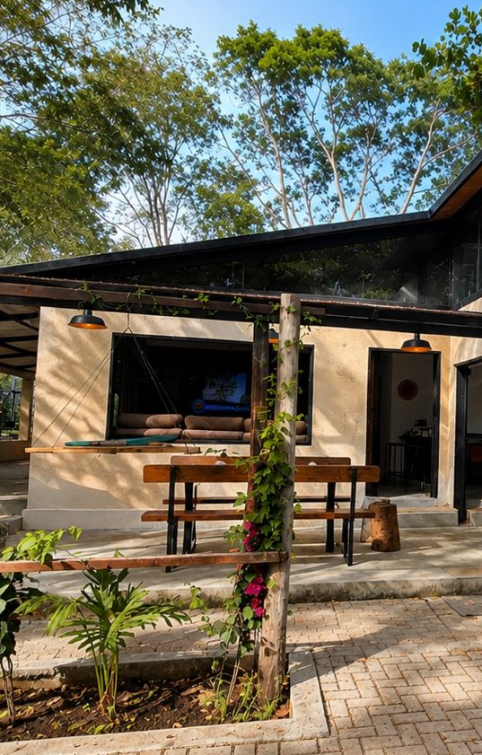 Fachada da casa com porta de madeira